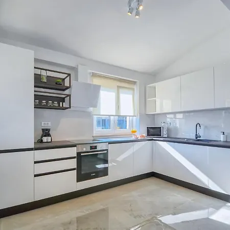 Macuka- New And Luxury, Near Banjole
