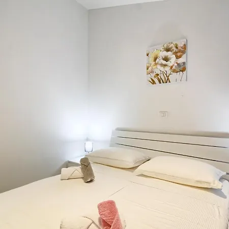 Macuka- New And Luxury, Near Apartment